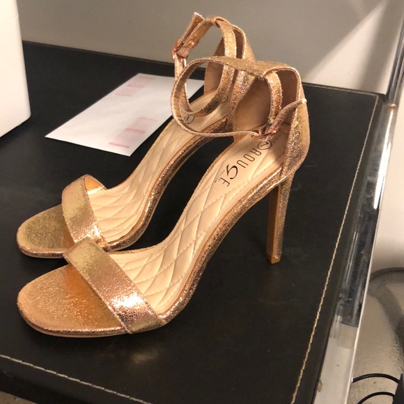 Rouge Helium Heels - Picture 2 of 8